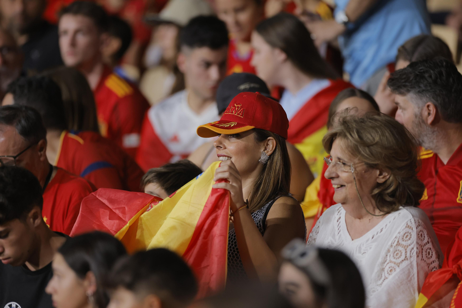 Búscate en las fotos del España-Escocia