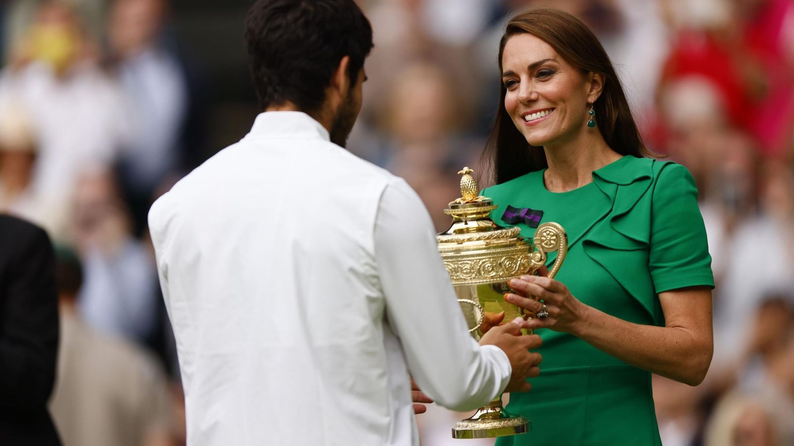 Kate entrega la copa de Wimbledon a Carlos Alcaraz Kate entrega la copa de Wimbledon a Carlos Alcaraz