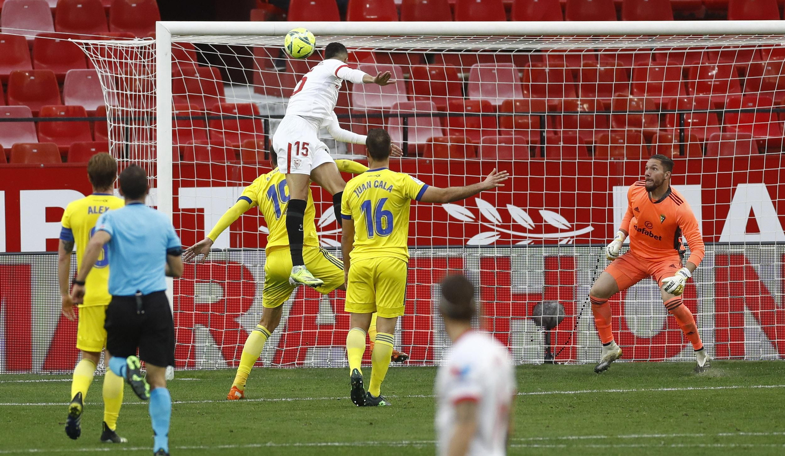 En-Nesyri supera a Alcalá para hacer el 3-0, su duodécimo gol en la Liga.