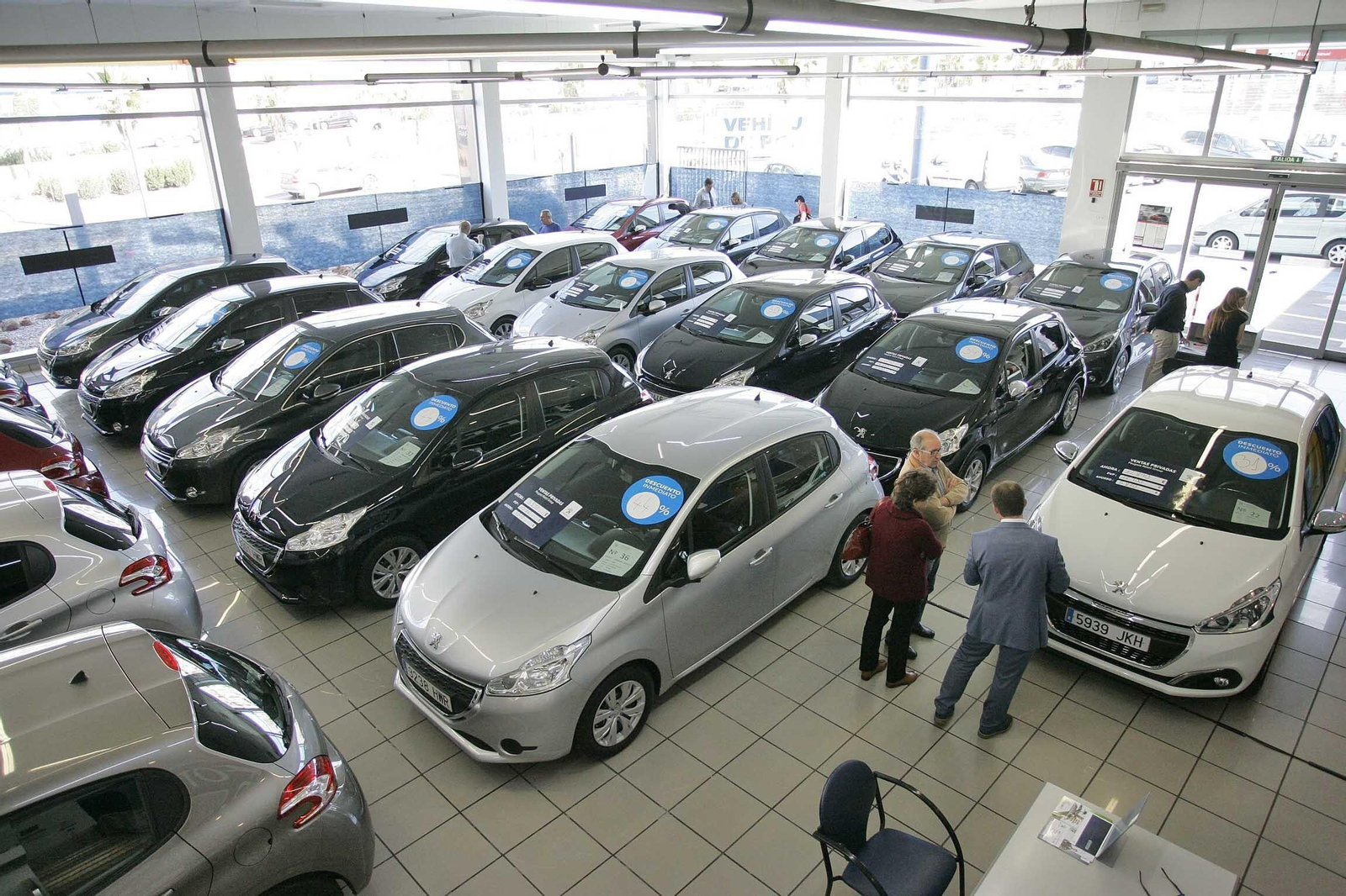 Imagen de un concesionario con múltiples coches esperando a ser comprados
