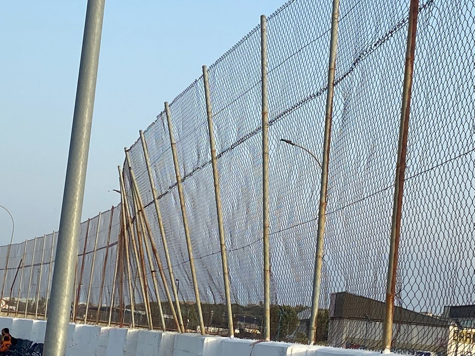 Malla perimetral de las instalaciones deportivas del CEIP Isabel La Católica.