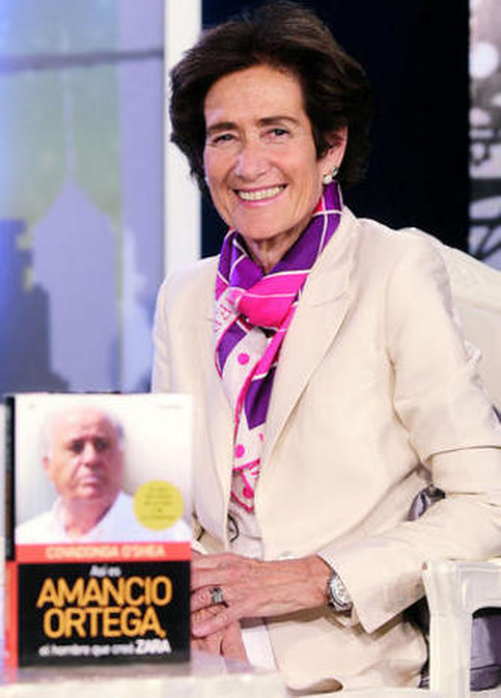 La entrevistada junto a la portada de su libro, ayer en Sevilla.