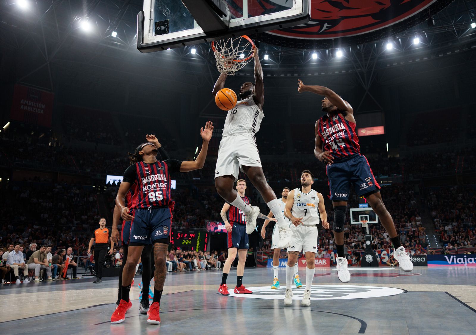 El Madrid tumba al Baskonia y espera a Unicaja o Barcelona en semifinales