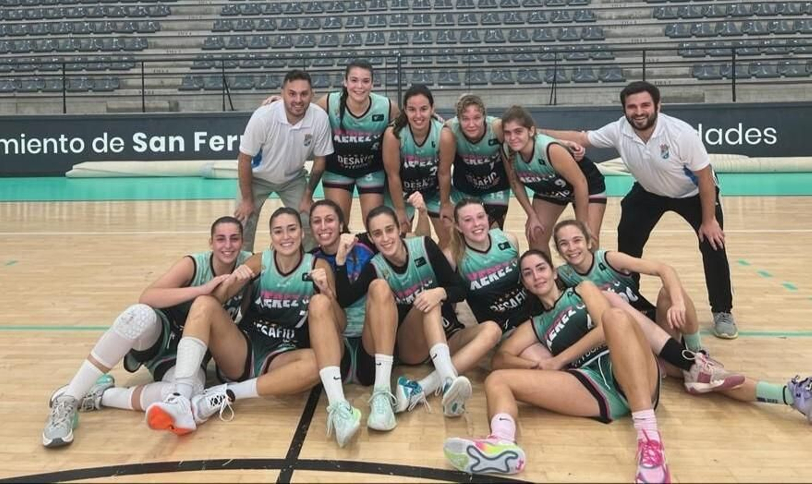 Las jugadoras del Baloncesto Xerez celebran el primer triunfo en liga.