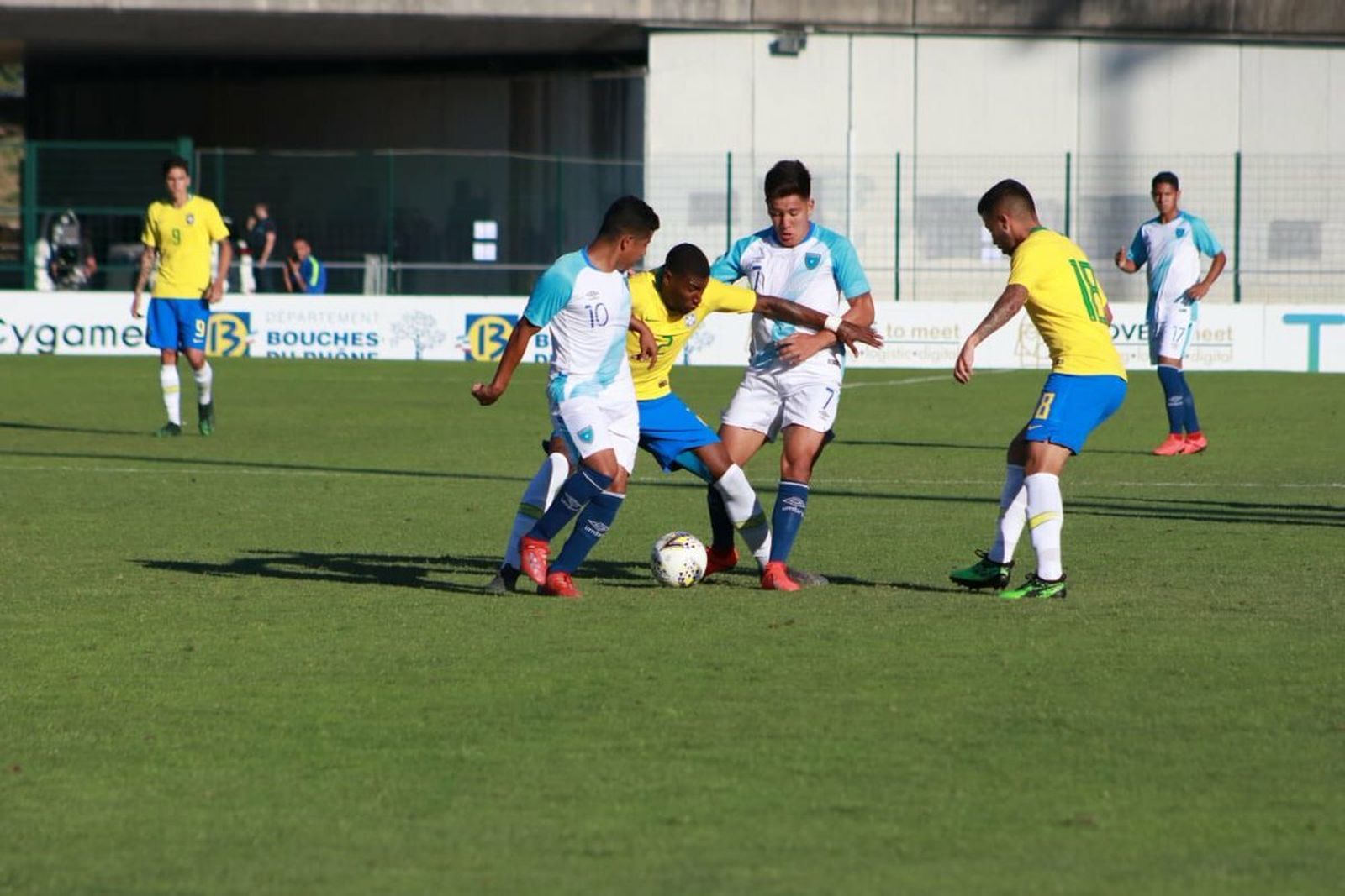 Emerson, entre dos rivales de Guatemala.