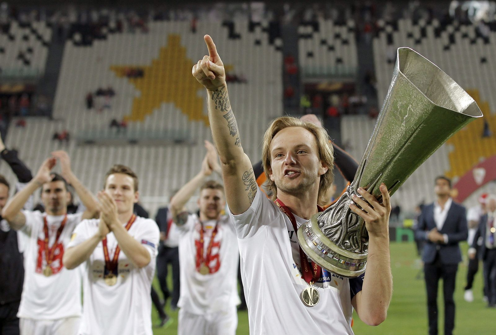 Rakitic dedica a los aficionados la Europa League que alzó en el Juventus Stadium en 2014.