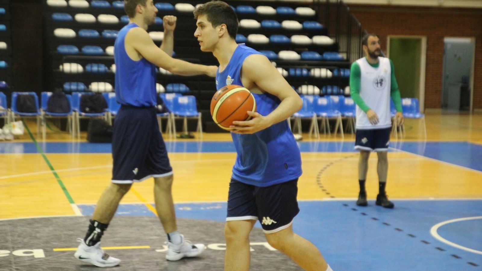 El canterano Vlahovic se ejercita en Oviedo con el resto de la plantilla.