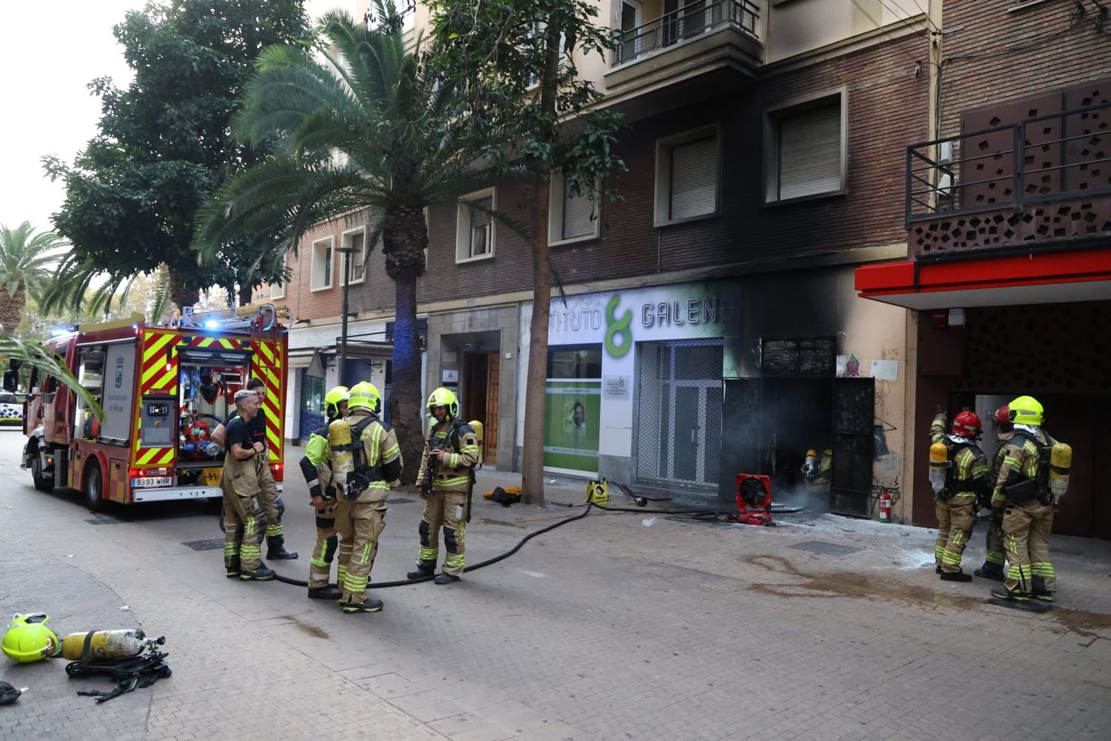 Actuación de los bomberos junto al Teatro del Soho de Málaga