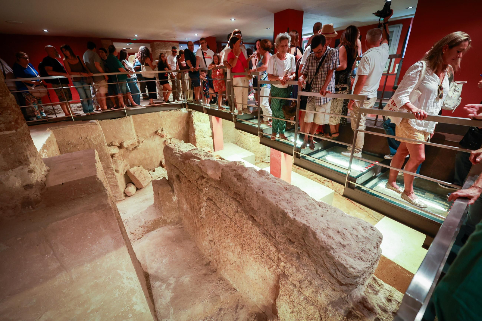 Una imagen de las visitas a la Casa del Obispo durante Cádiz Romana.