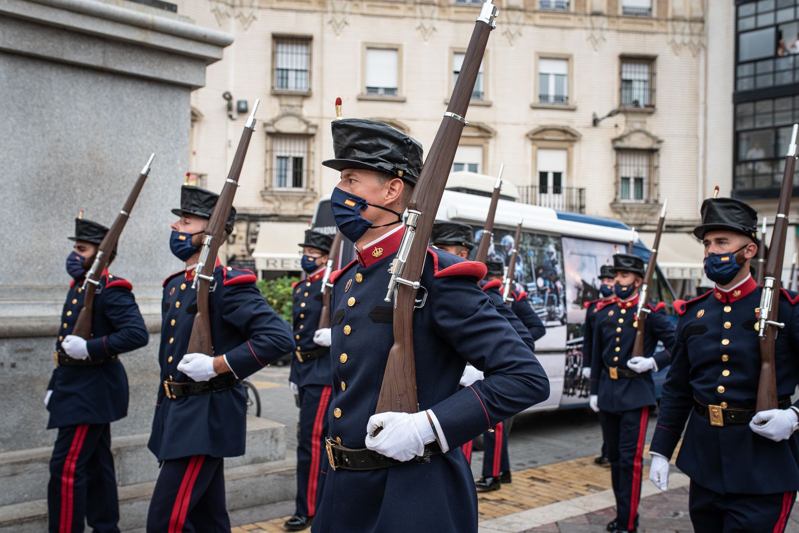 Imágenes del desfile de la Guardia Real por el centro de Huelva