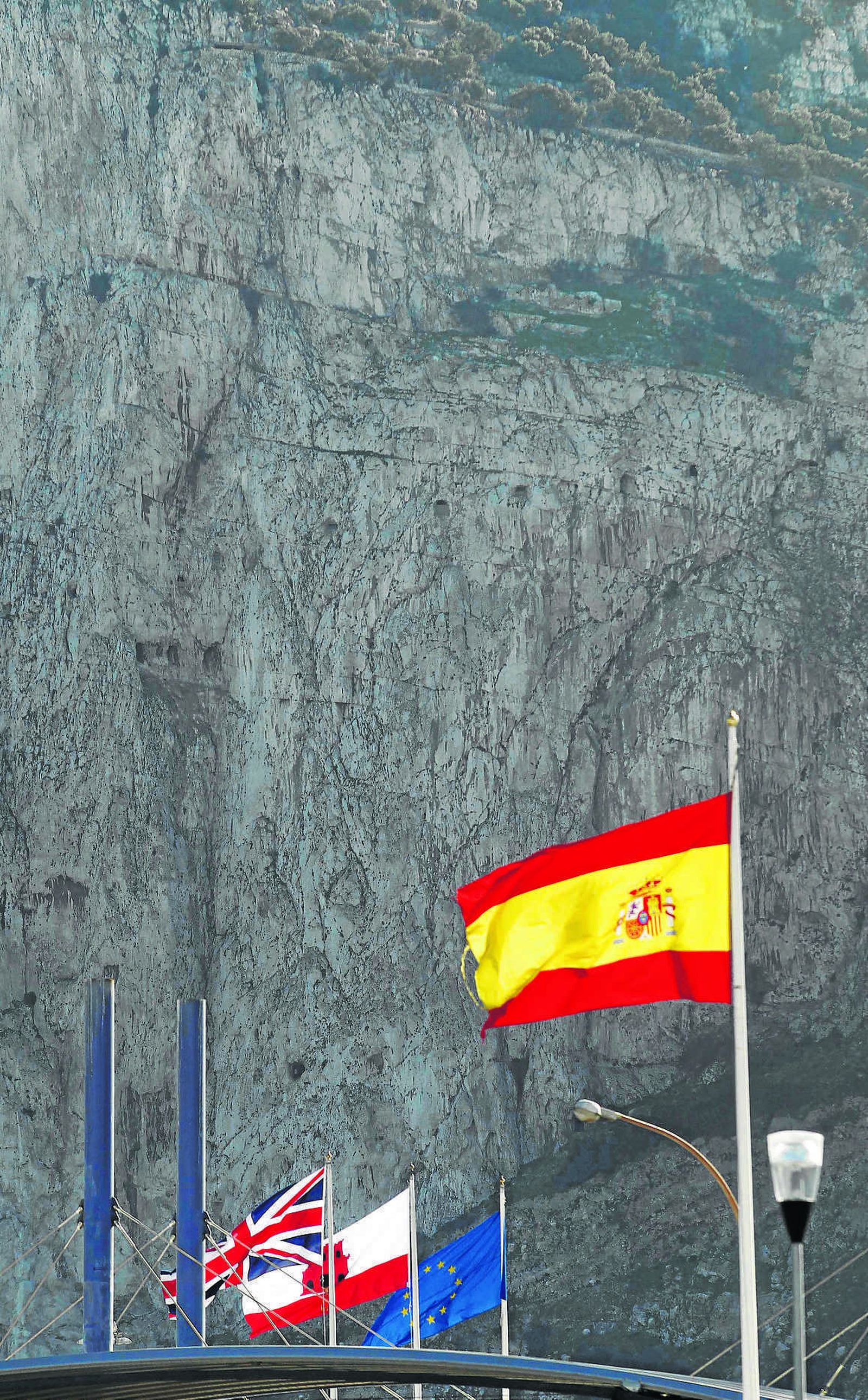 La bandera de España, en primer término, y las de Inglaterra,Gibraltar y la UE, al fondo.