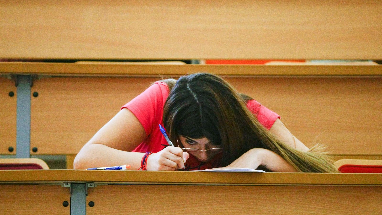 Una aspirante a ser admitida en la Universidad, durante una de las pruebas.