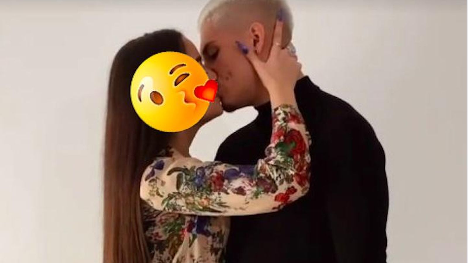 Con su novio futbolista.