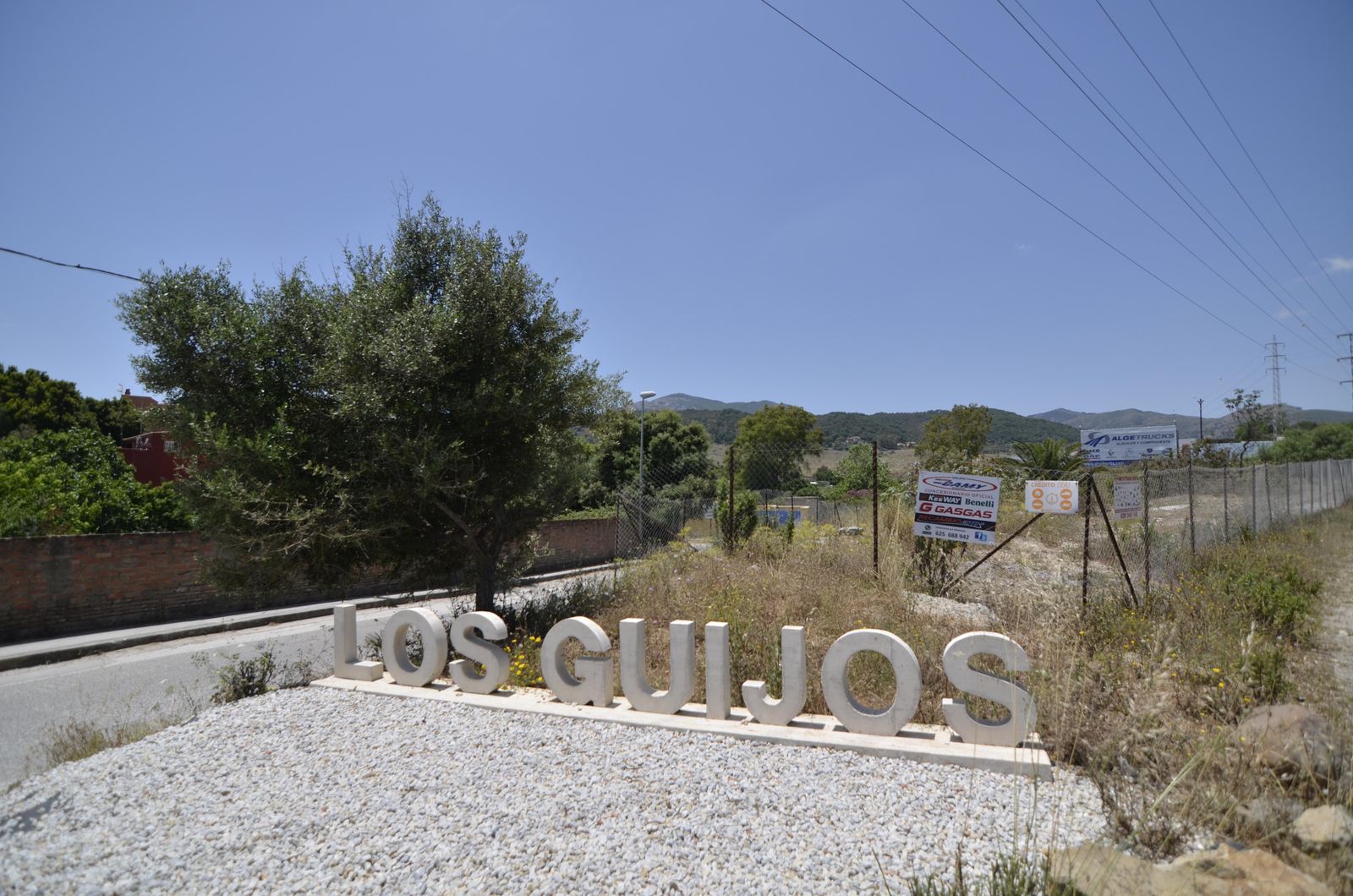 Entrada a la barriada de Los Guijos.