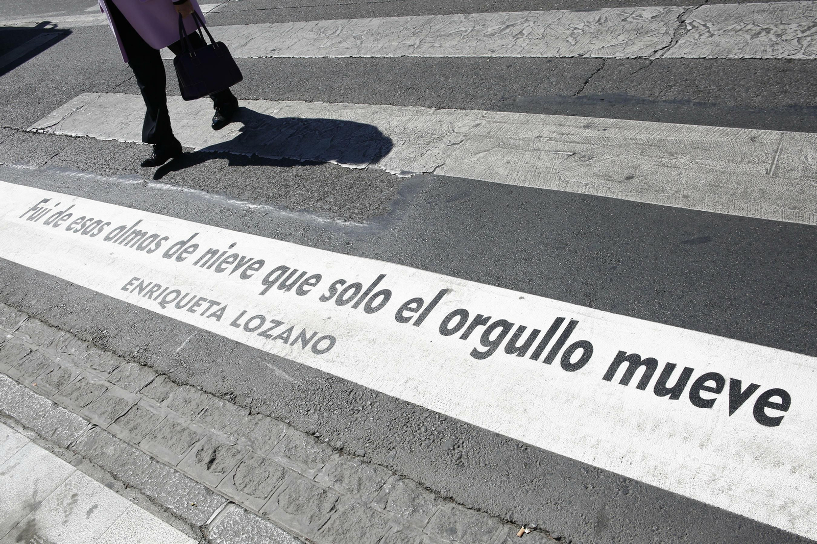 Granada llena de versos sus pasos de cebra en el Día Mundial de la Poesía