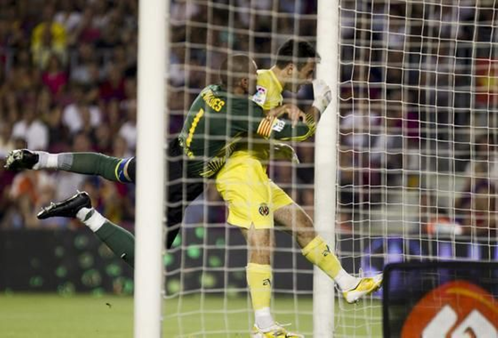 Víctor Valdez evita que Rossi llegue a un balón. / EFE