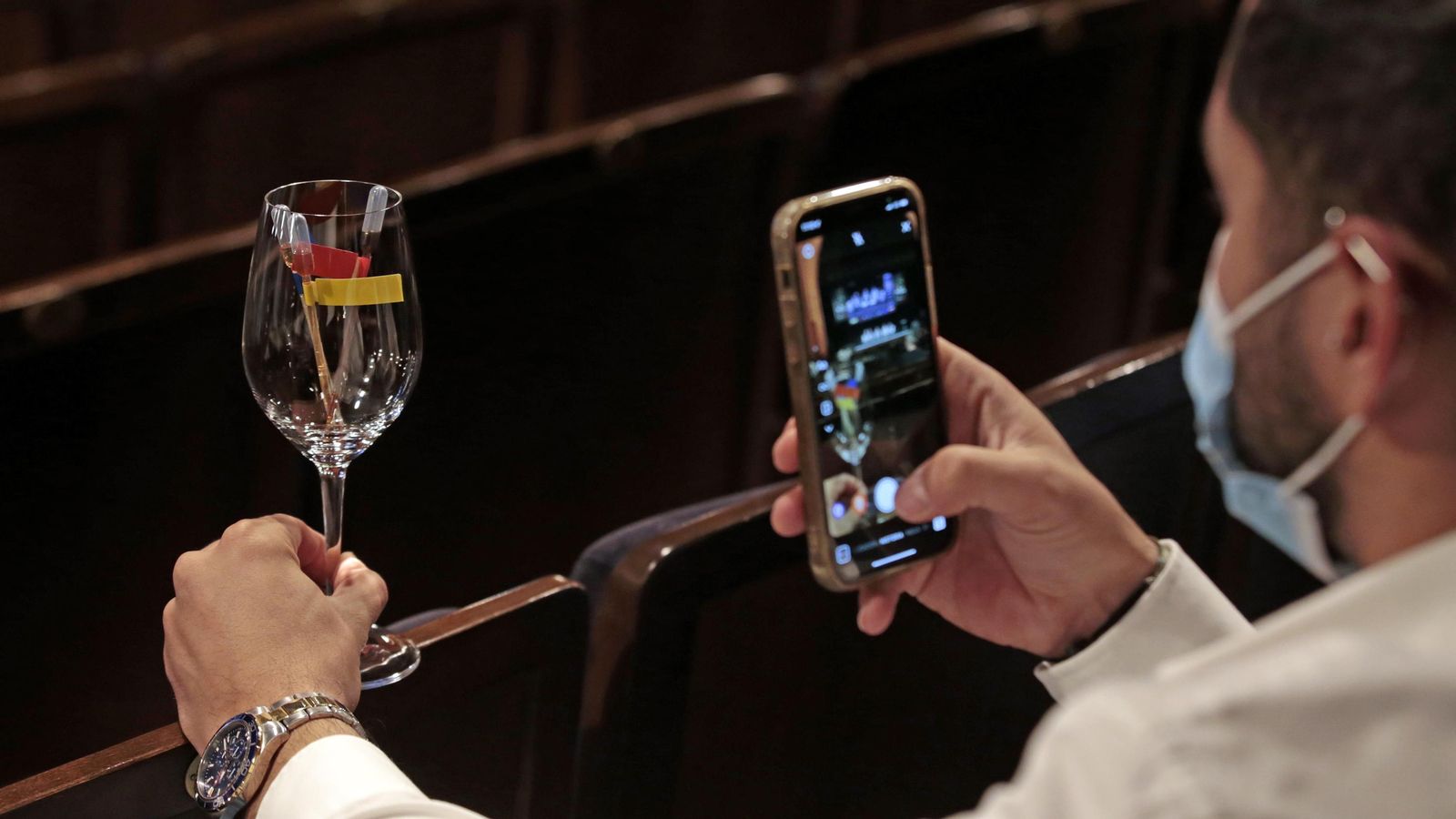 Un participante en el foro que se celebra en el Villamarta con una copa de jerez.