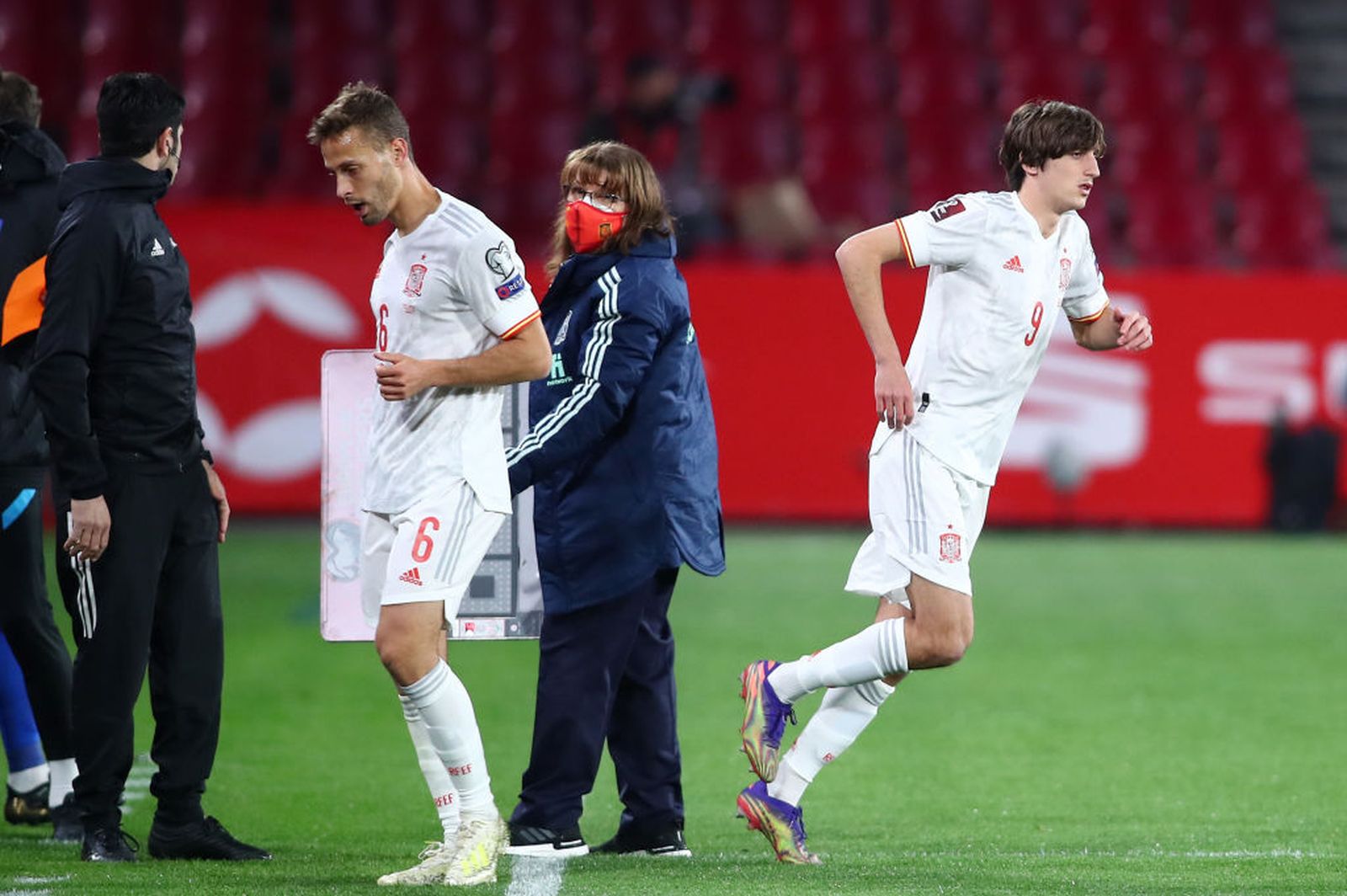 Bryan Gil salta al campo en lugar de Canales.