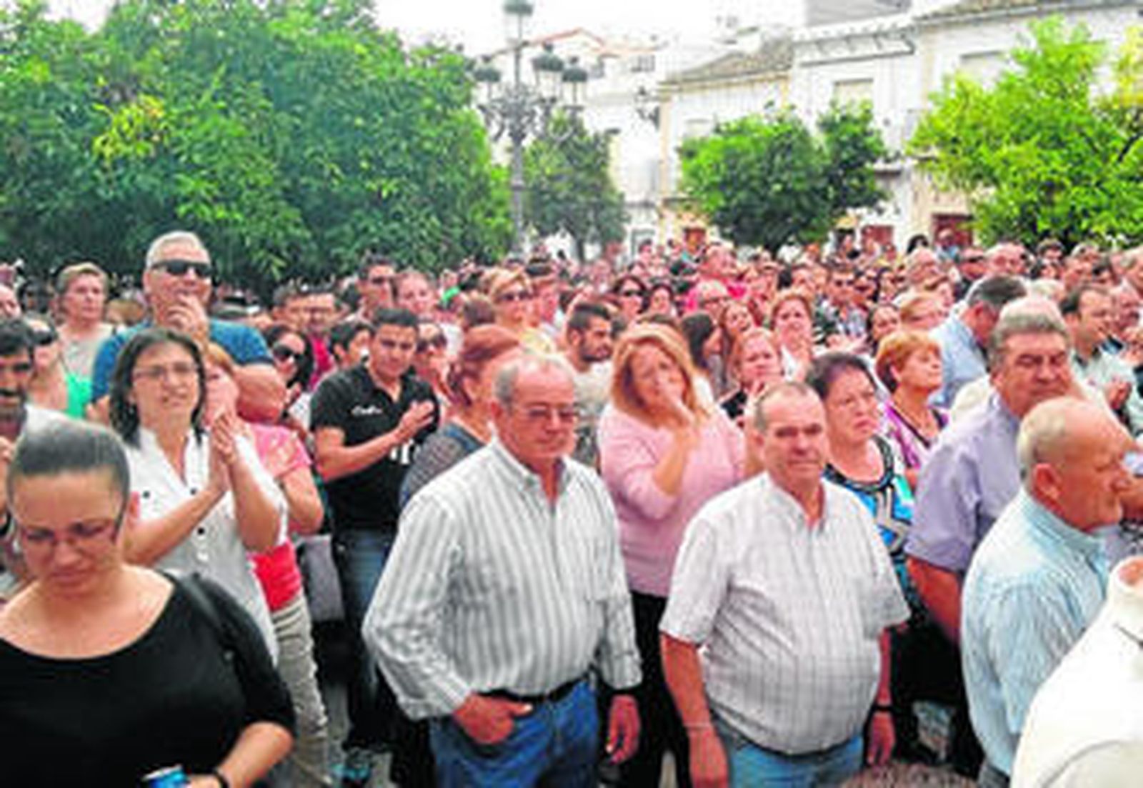 Un momento de la concentración, ayer ante la puerta del Ayuntamiento.