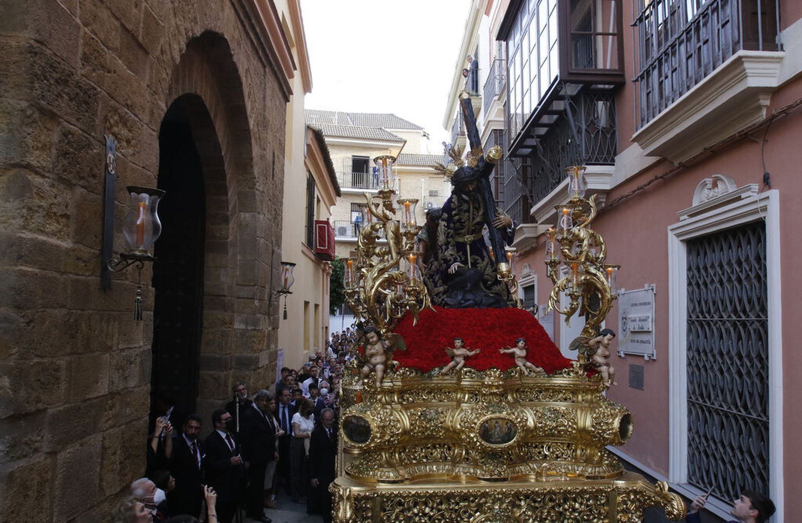 El paso de San Isidoro al poco de salir