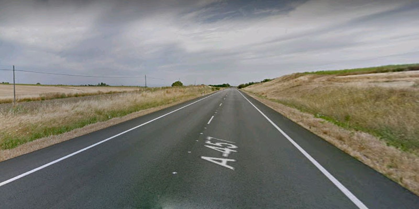 La carretera A-457 entre Carmona y Lora del Río.