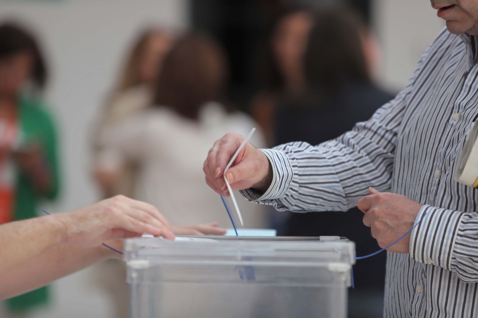 Un hombre vota en las municipales de 2019.