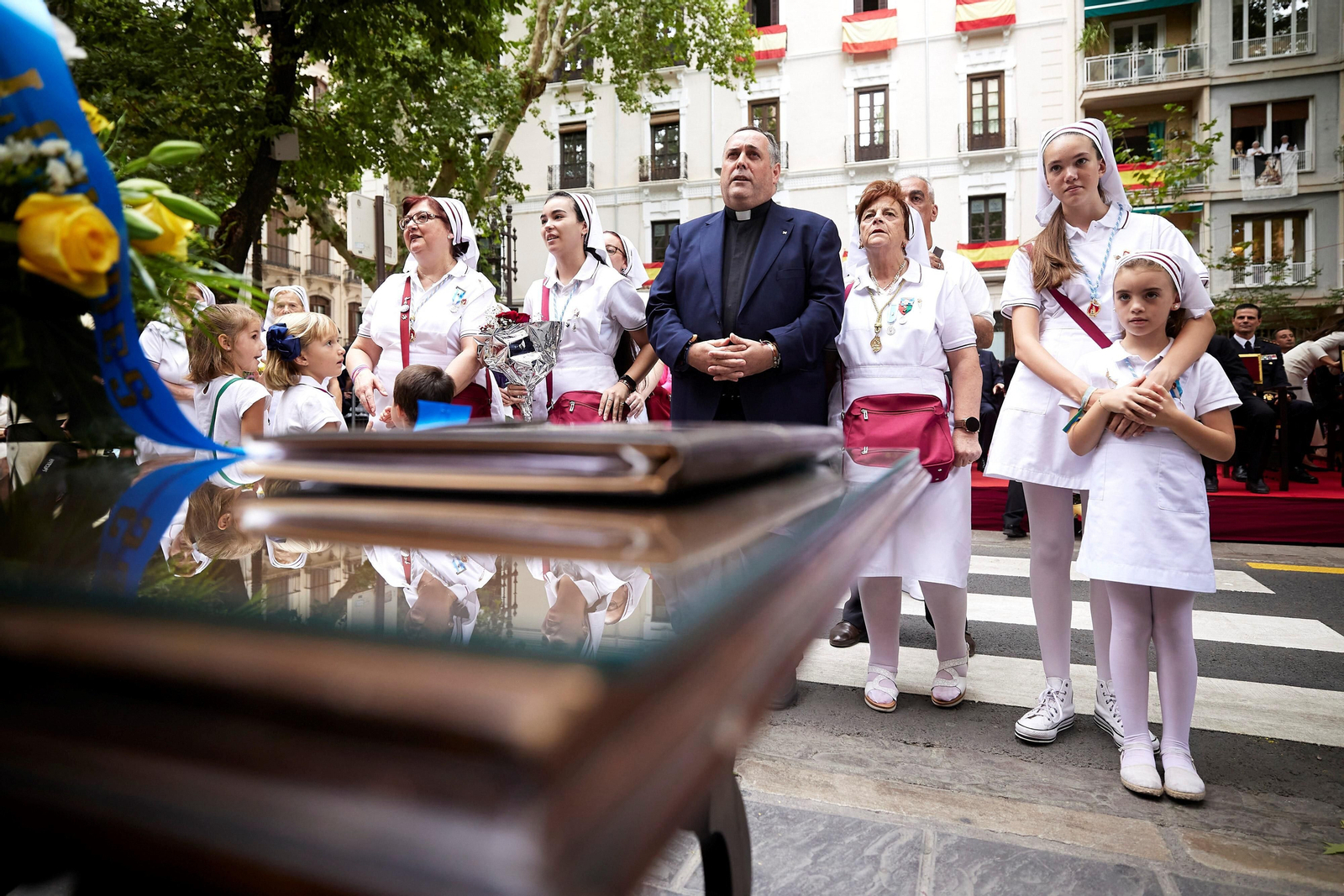 Granada se vuelca con la ofrenda floral en la Basílica de la Virgen de las Angustias