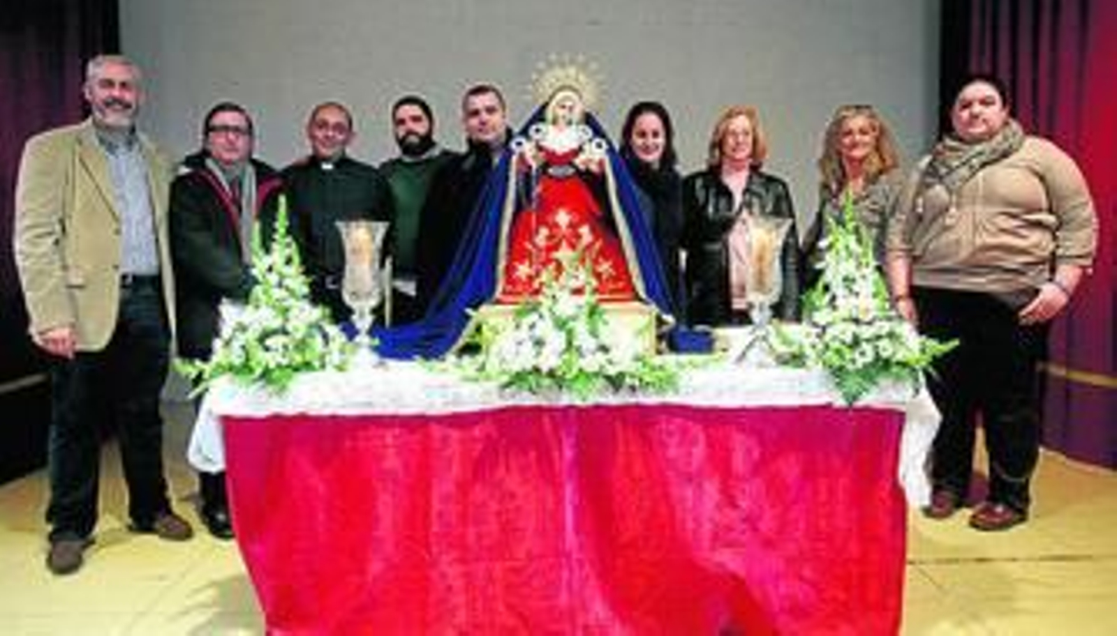 Tras la Virgen de los Ángeles aparecen los artesanos que han trabajado gratuitamente en este proyecto junto a familiares y personal de Afanas.