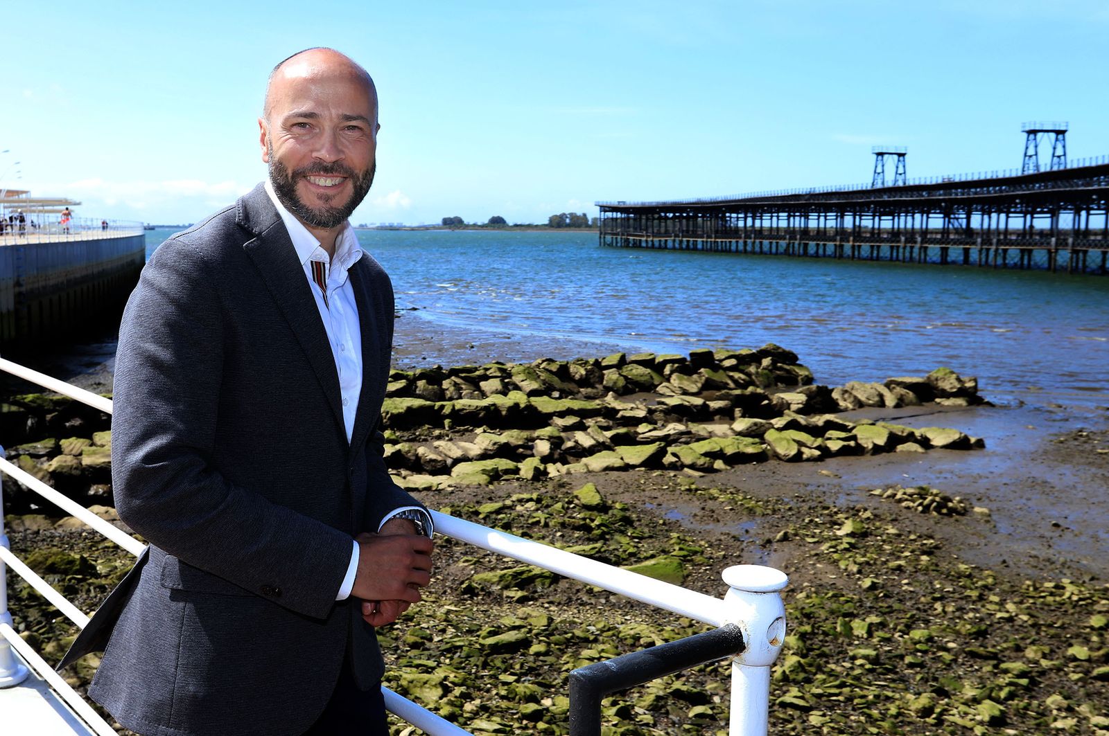 Rafael Gavilán al lado del Cargadero de Riotinto en la ría del Odiel.