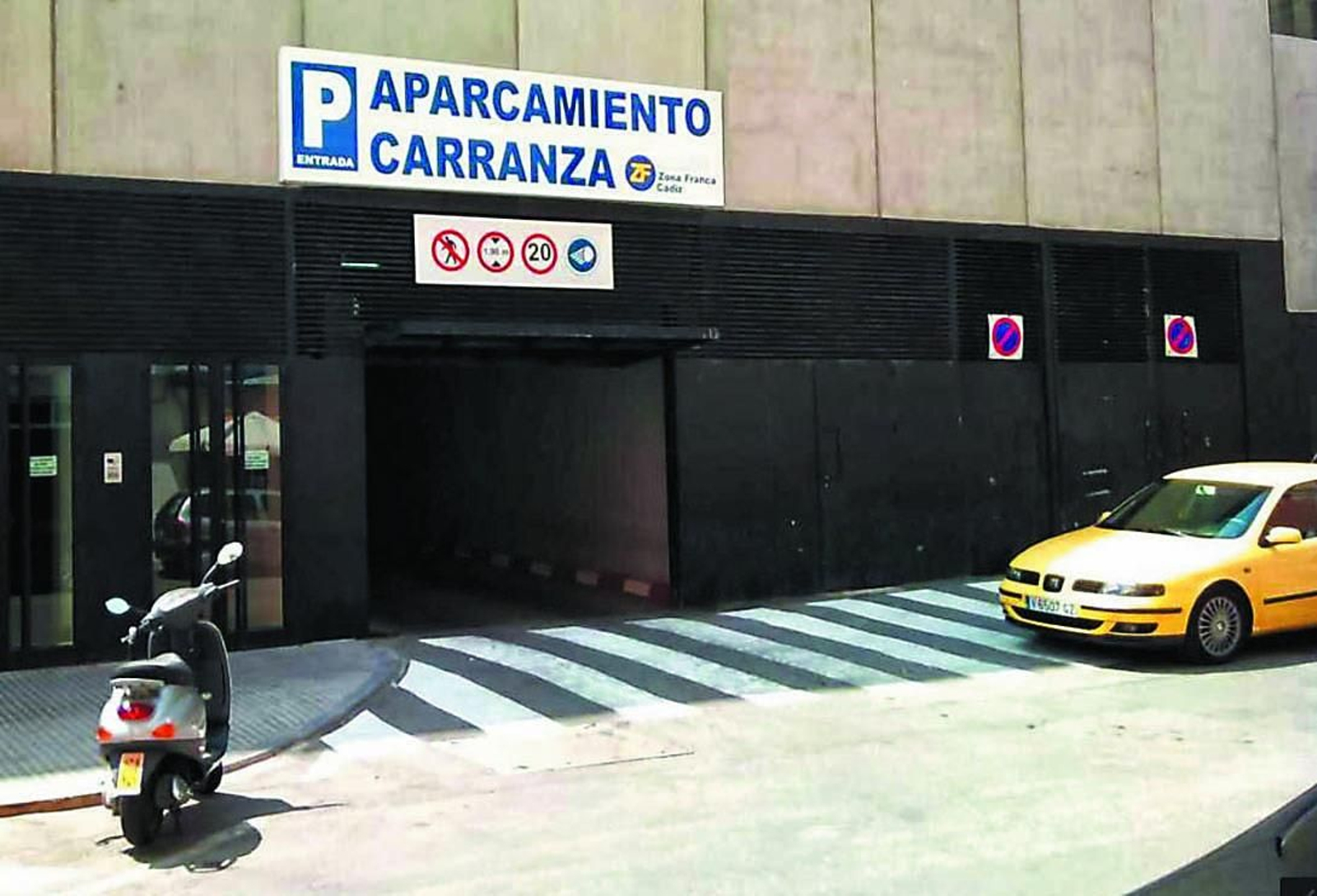 Una de las entradas del parking situado bajo el Estadio Carranza.