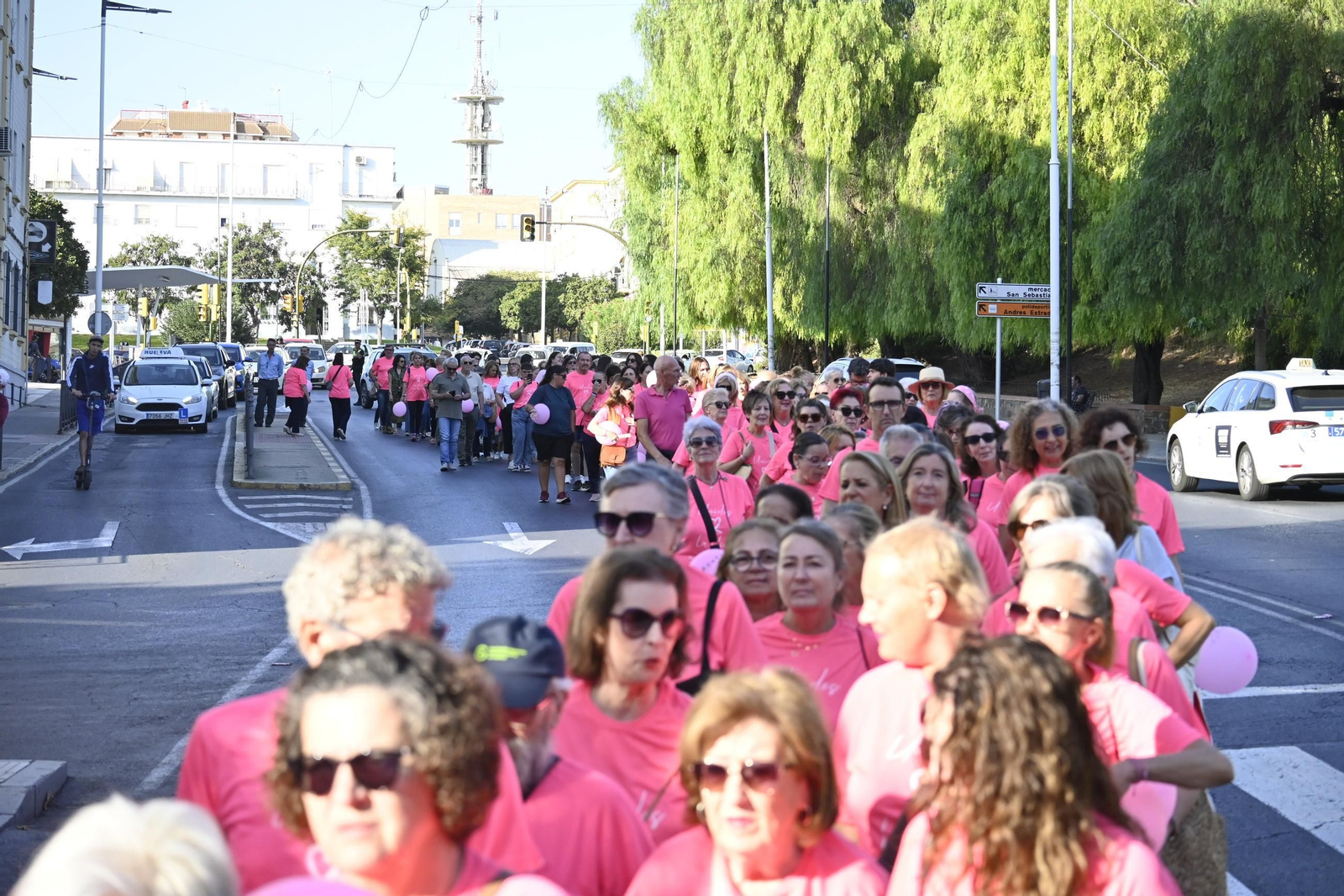 Cadena humana del día internacional del cáncer de mama