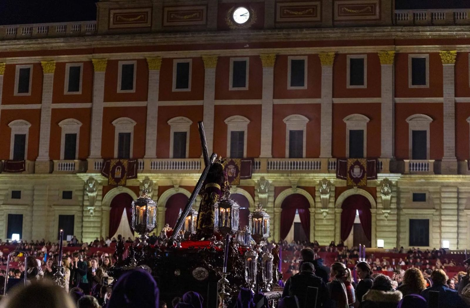 El Nazareno, a su paso por la Carrera Oficial.