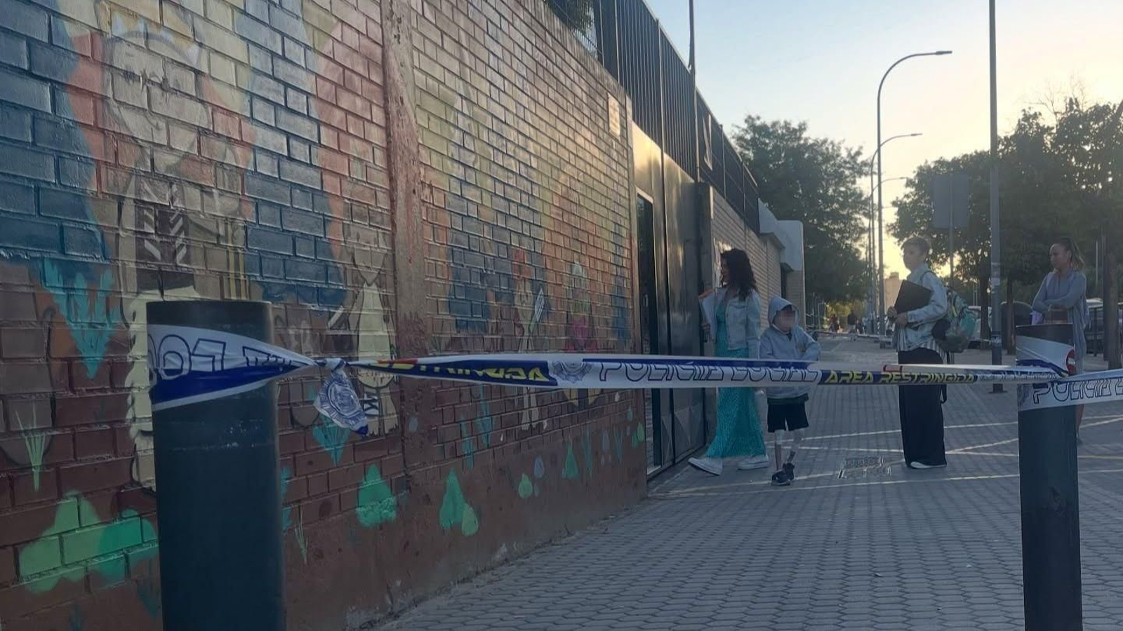 Zona acordonada en la entrada del CEIP Pablo VI