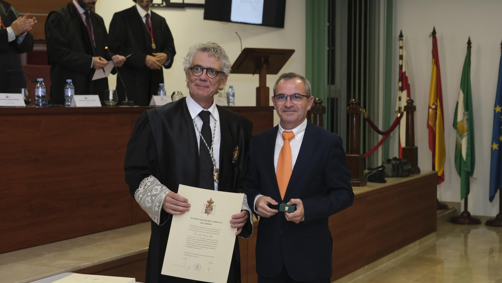Entrega de insignias de 25 años de colegiado en el Colegio de Abogados de Almería, en imágenes