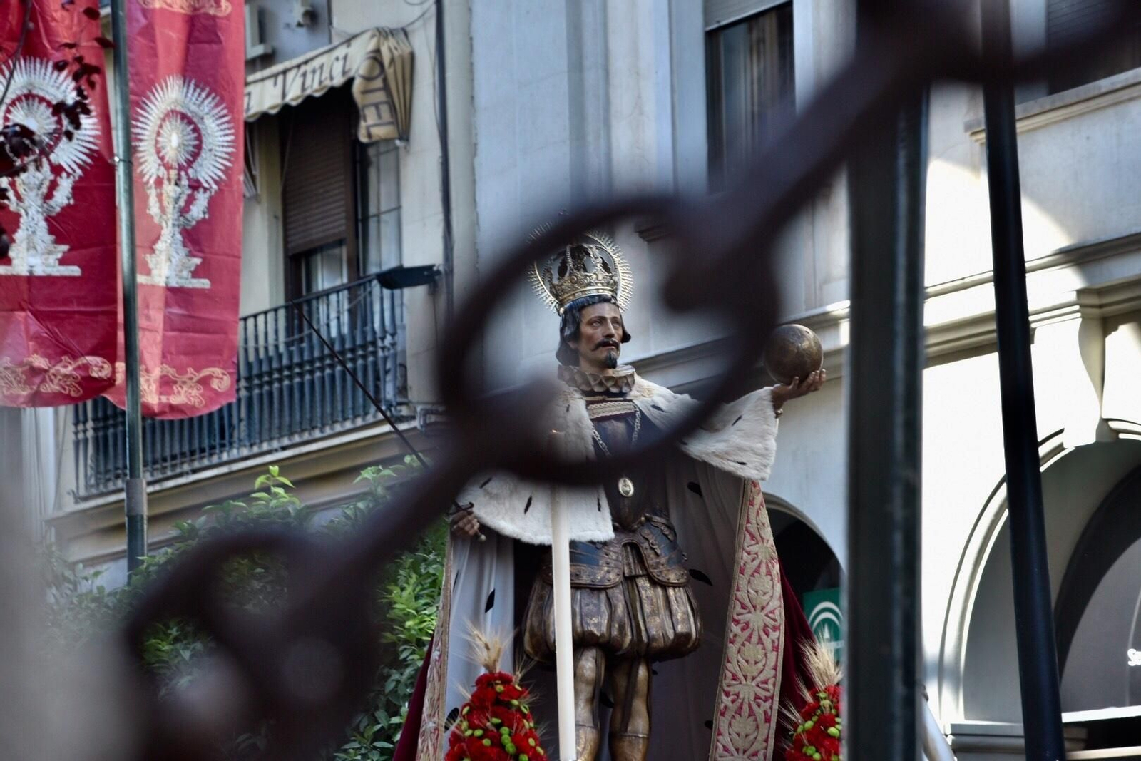 El paso con el patrón de Sevilla, San Fernando.