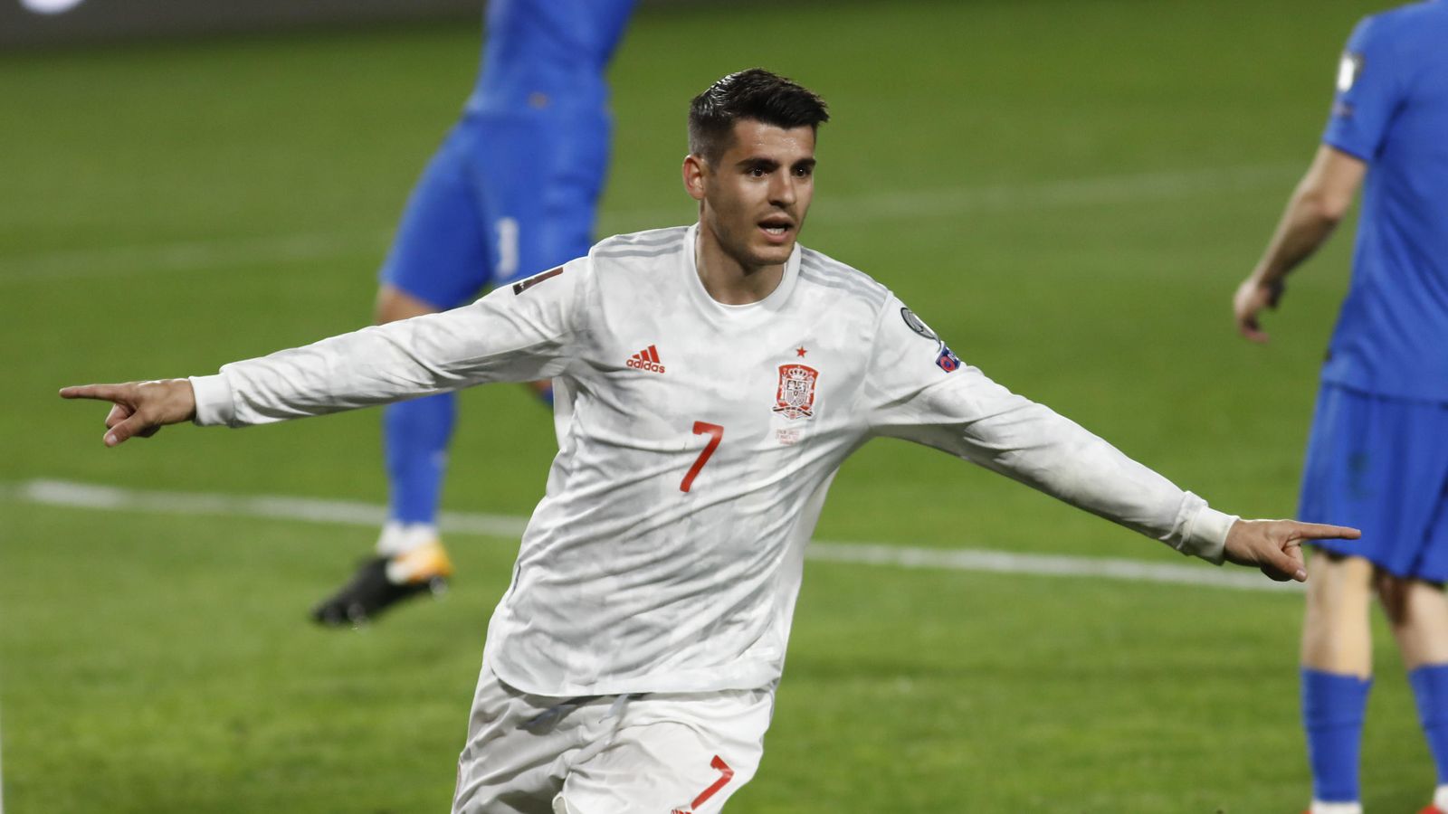 Morata celebra el gol ante Grecia en Los Cármenes.