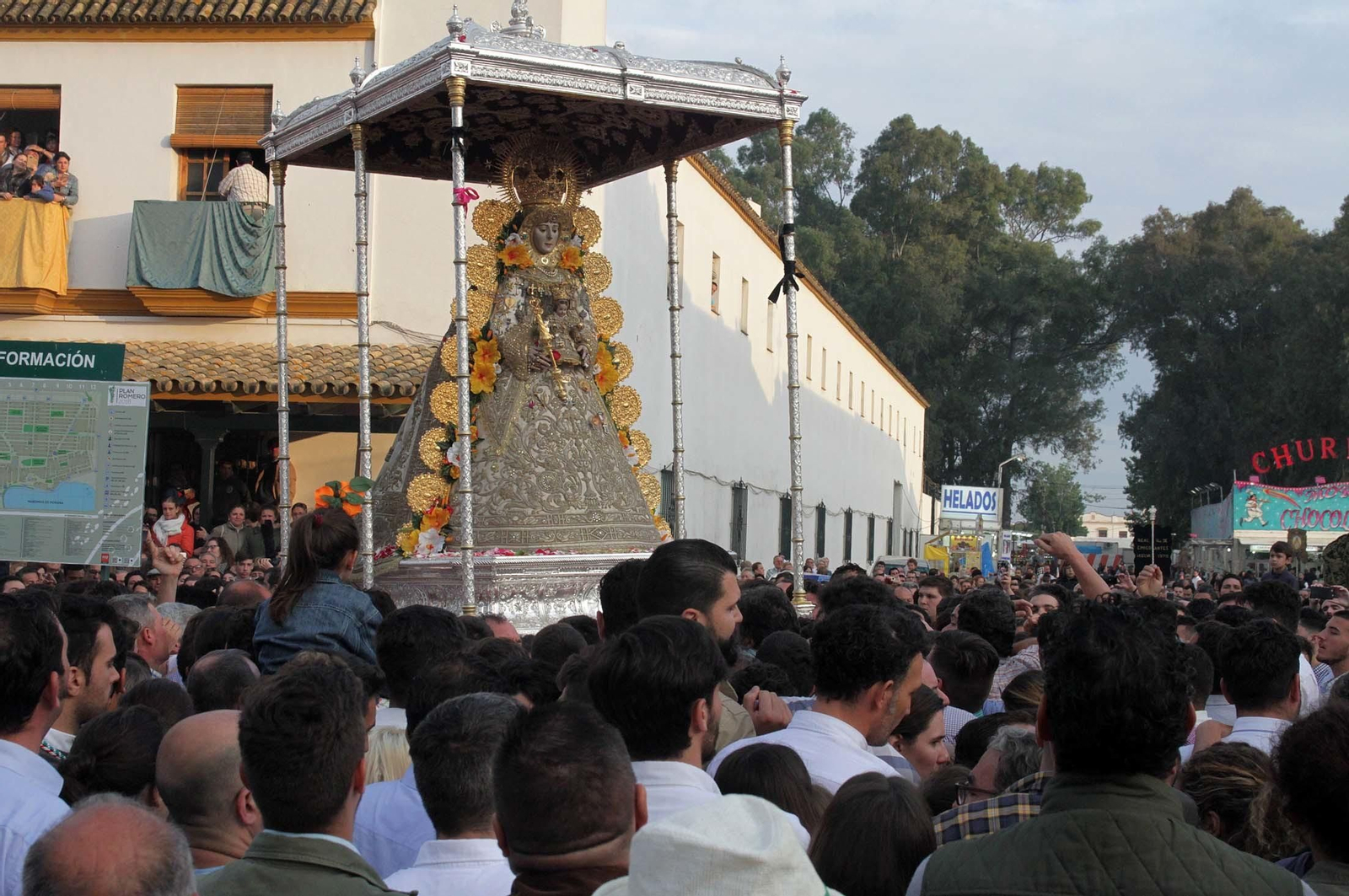 Las imágenes de la procesión de la Virgen del Rocío por la aldea en el Lunes de Pentecostés