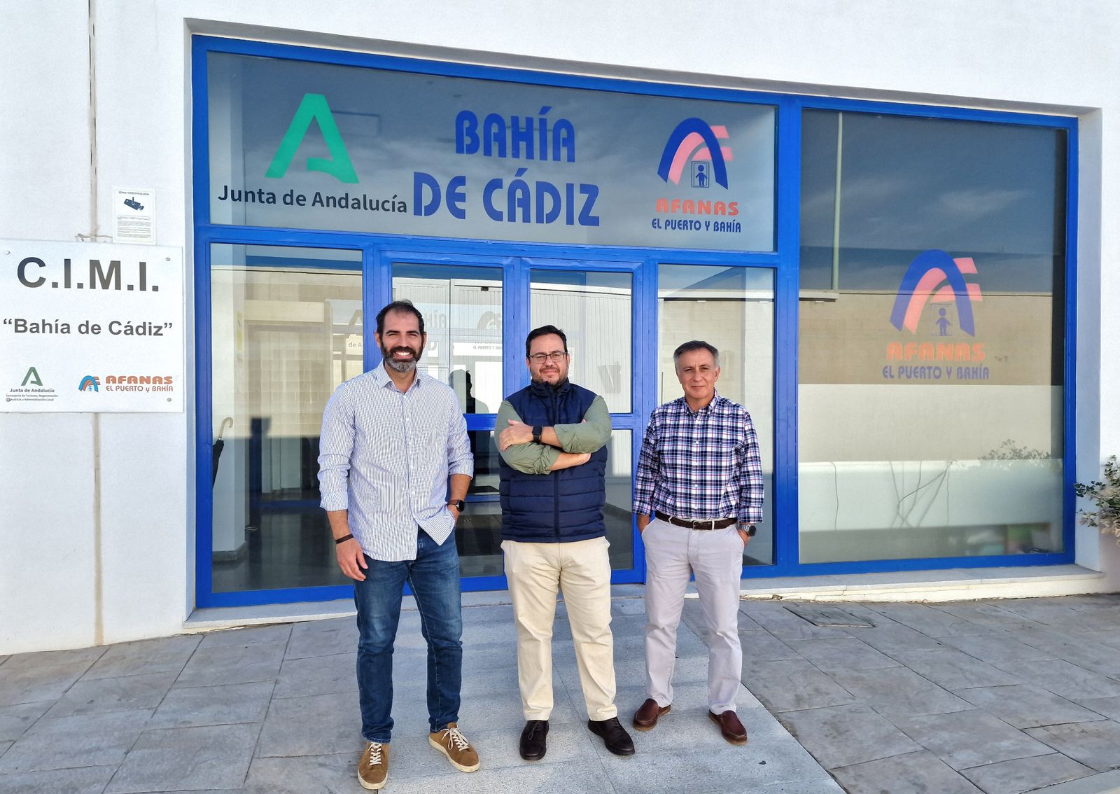 El concejal, con responsables del Centro de Menores Infractores Bahía de Cádiz.