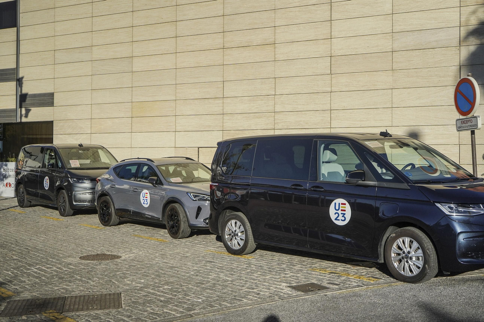 Vehículos de la organización de la cumbre, ayer en los hoteles de Granada