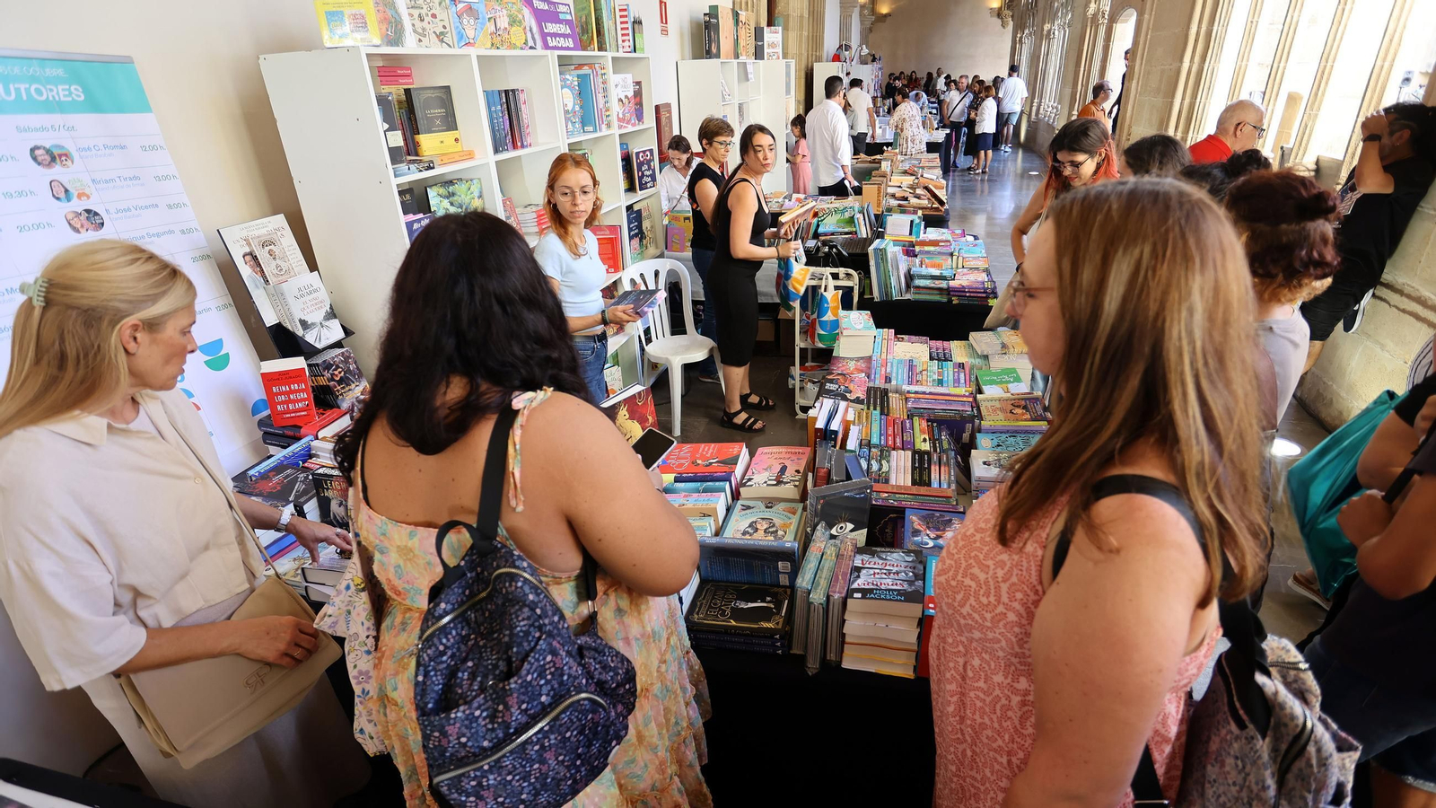 Imágenes del gran ambiente en la Feria del Libro en Jerez