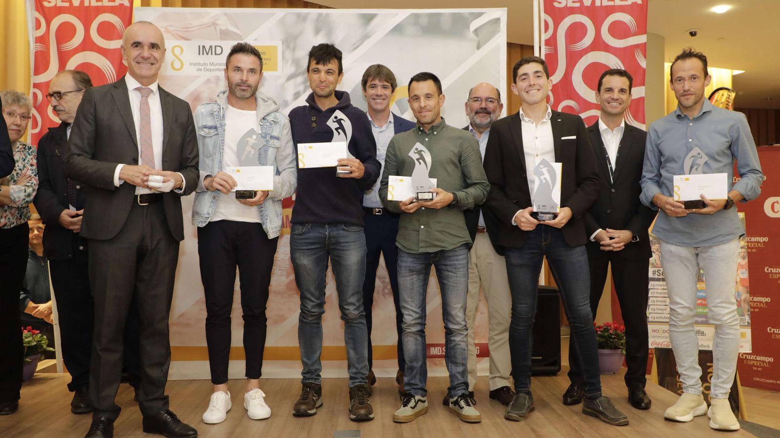 El alcalde de Sevilla, Antonio Muñoz, después de entregar los reconocimientos a los ganadores masculinos.