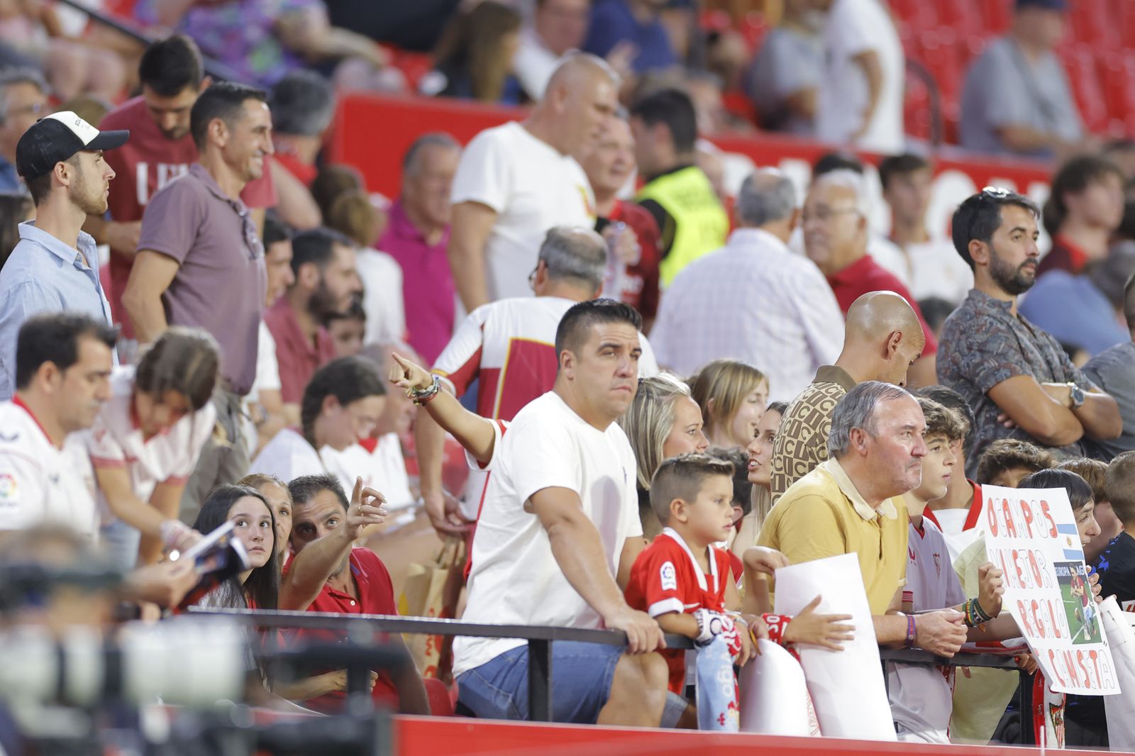 Búscate en las fotos del Sevilla fc-Girona