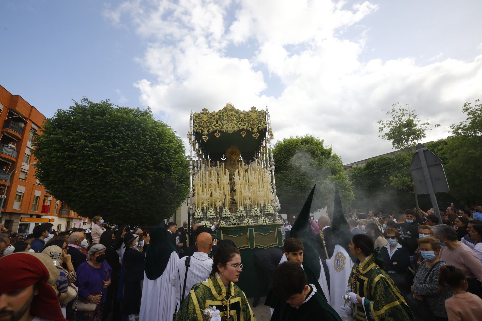 Jueves Santo en Córdoba: La procesión de la Sagrada Cena, en imágenes