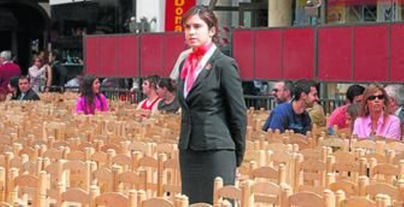 Una azafata del Consejo de Cofradías en las parcelas de sillas de la Plaza de la Campana.