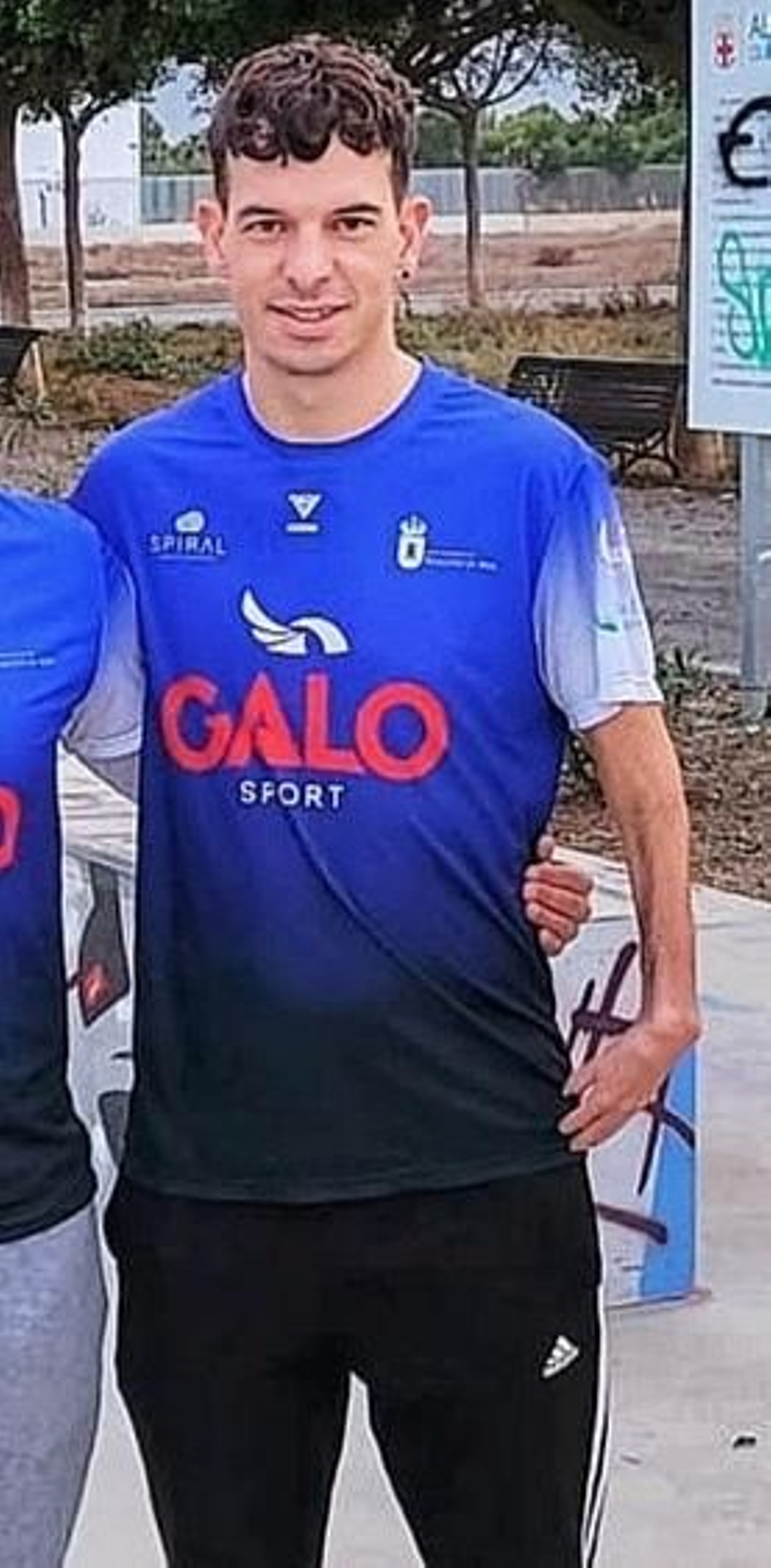El pariatriatleta Antonio García posa antes de participar en una competición con el conjunto roquetero. El pariatriatleta Antonio García posa antes de participar en una competición con el conjunto roquetero.