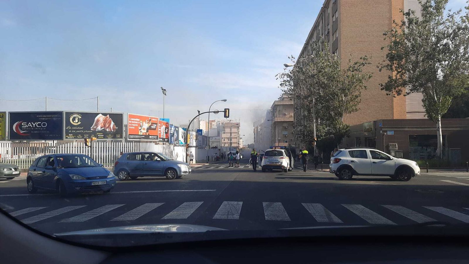 La Policía Local acordonó la zona para que los bomberos pudieran controlar el fuego