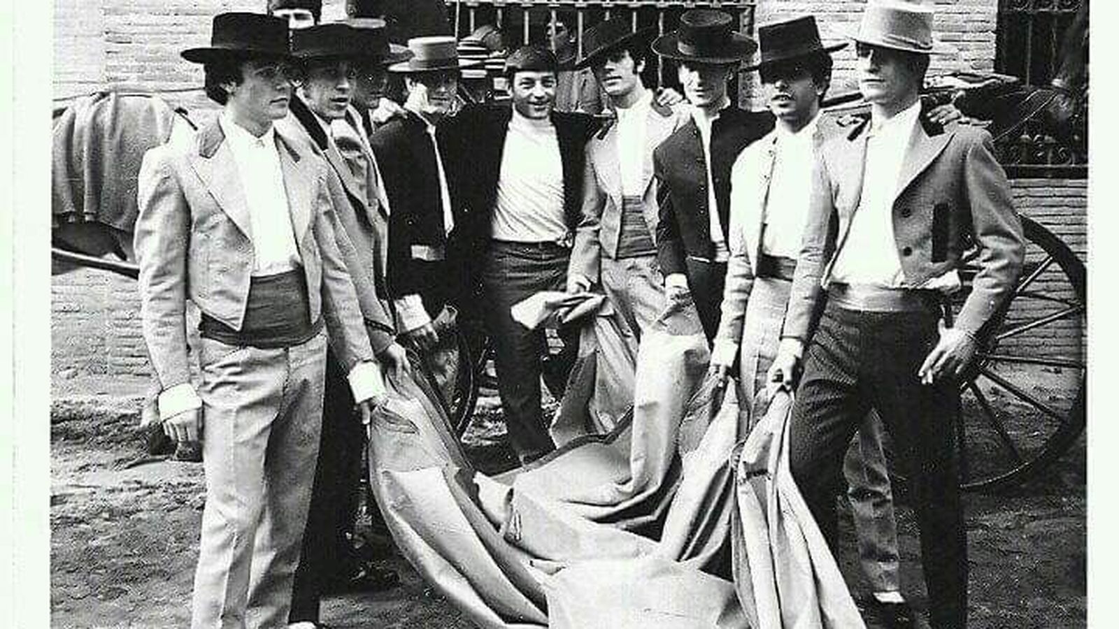 'Los maniseros de Cádiz' en Valencia con traje campero.