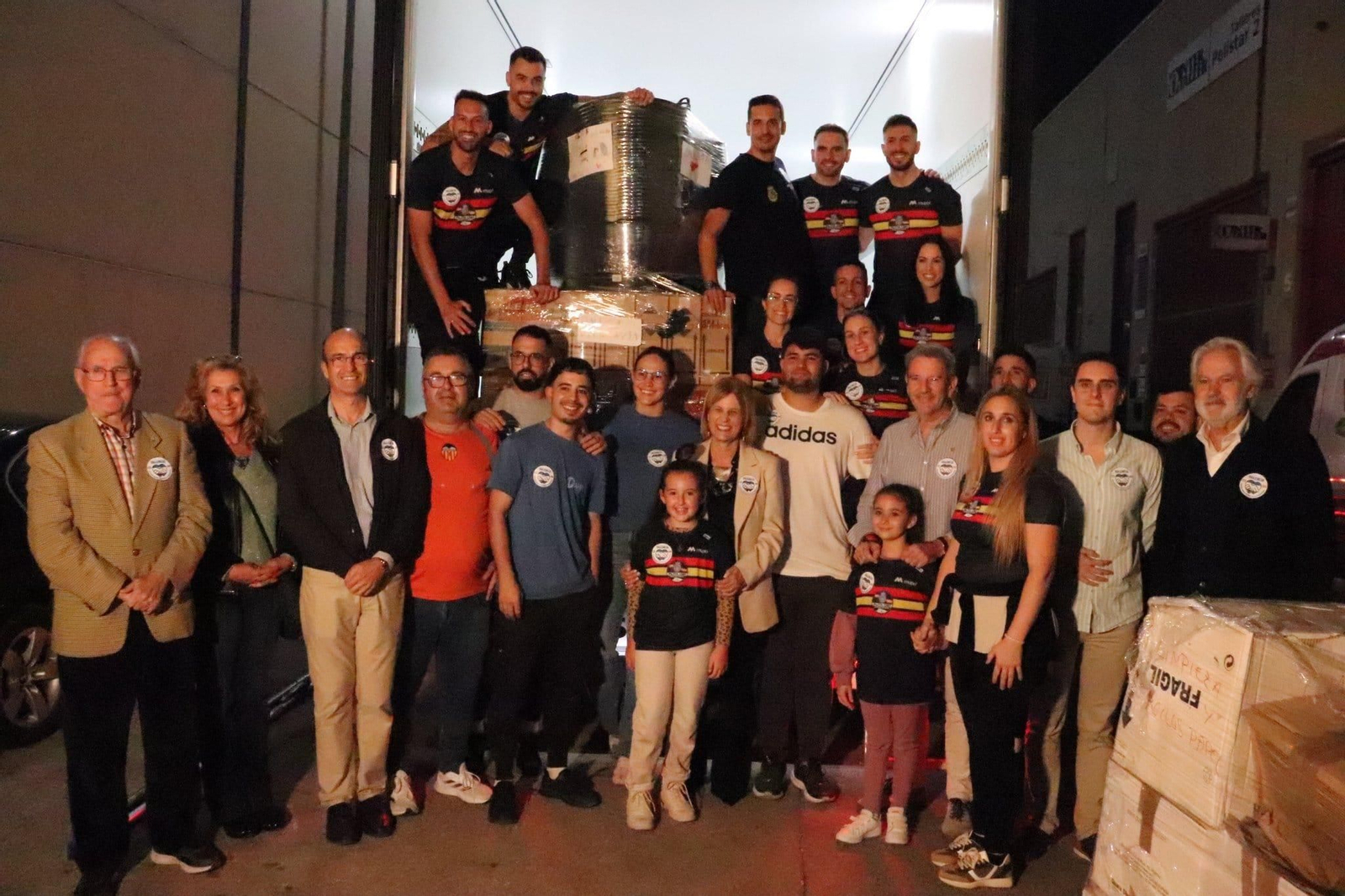 La alcadesa María José García-Pelayo y Sebastián Alonso, presidente azulino, con algunos voluntarios.