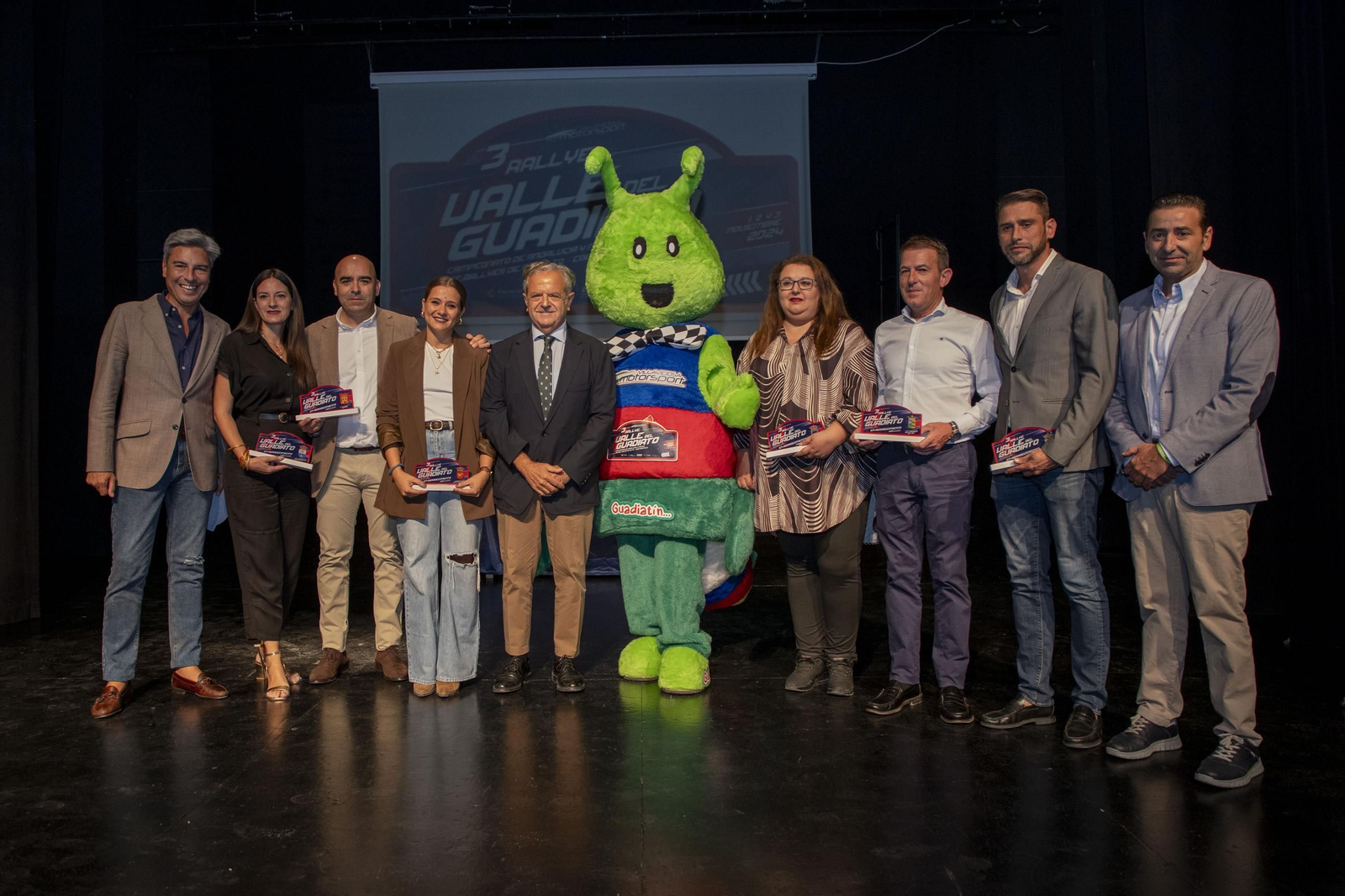 Las autoridades y organizadores, durante la presentación del rallye.