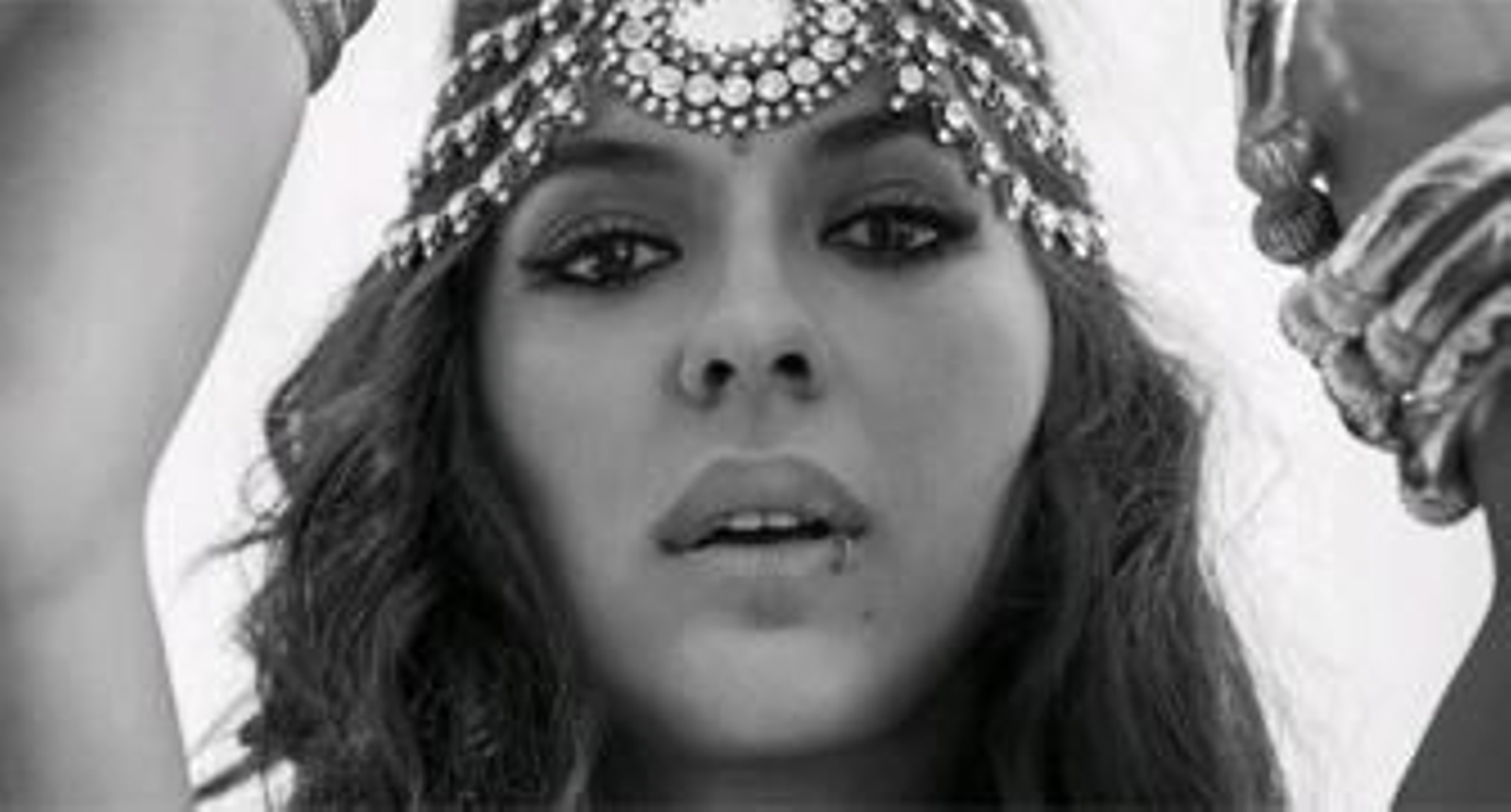 Alba Molina, en una de las imágenes de su álbum.